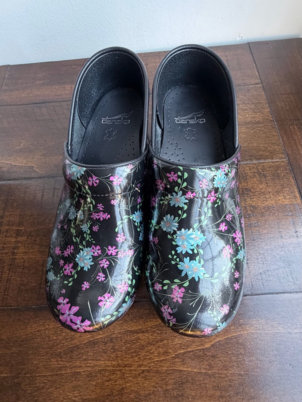 Dansko Professional Clogs Womens 39 8.5-9 Black Floral Patent Leather Comfort
